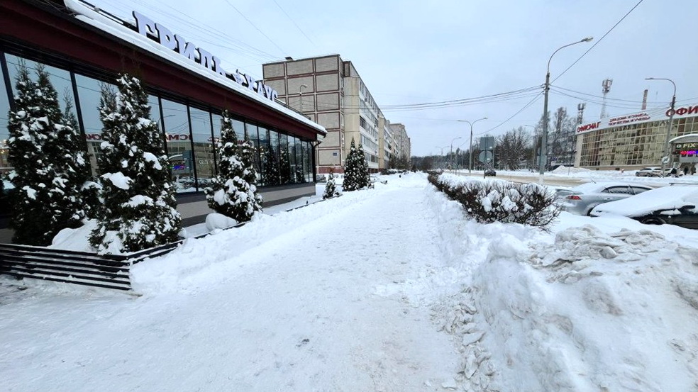 Предприятия потребительского рынка продолжают очищать от снега входные группы и прилегающие территории