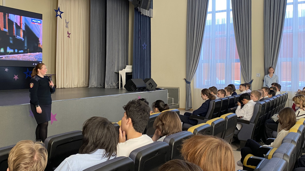 Обнинские полицейские и представитель Общественного совета провели лекцию для школьников