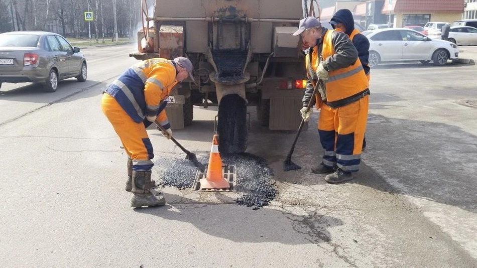 В Обнинске за неделю отремонтировали 184 квадратных метра дорожного полотна