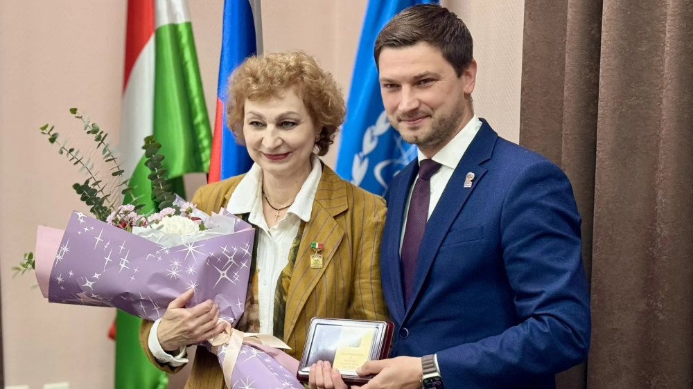Стефан Перевалов поздравил педагога ДХШ Елену Фёдорову с присвоением почётного звания