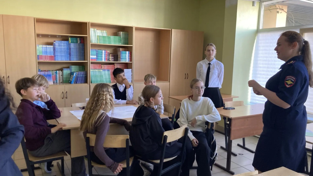 В рамках мероприятия «Ночной патруль» полицейские рассказывают школьникам о законопослушном поведении